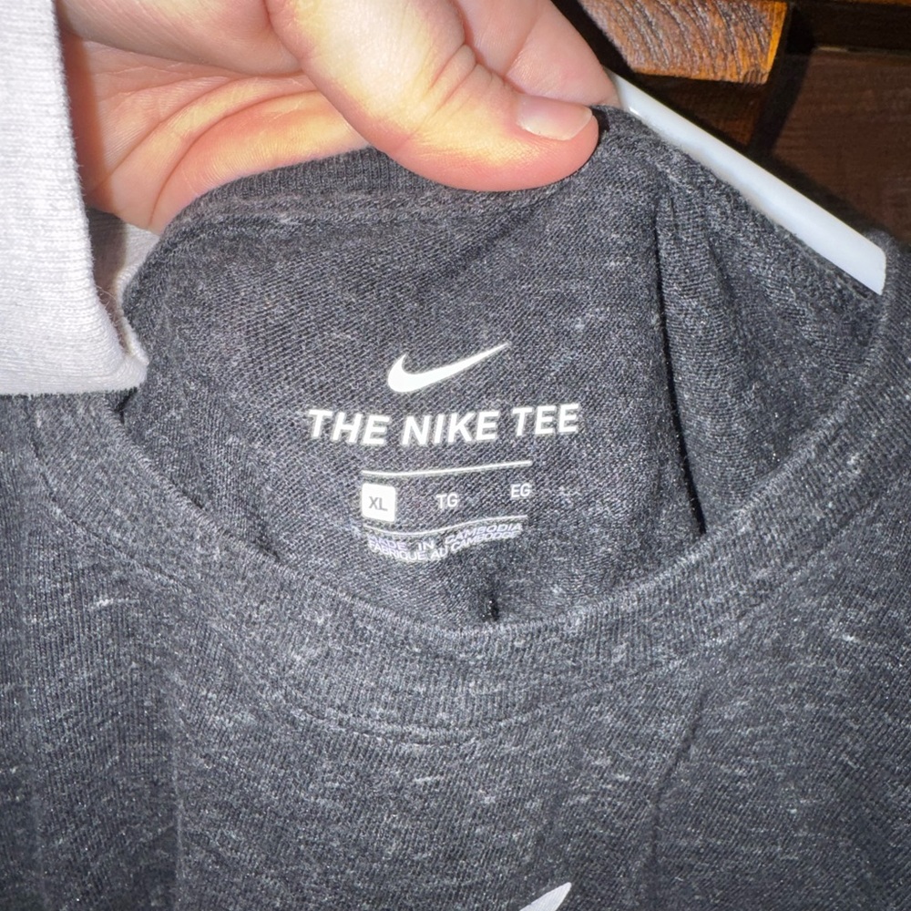 Nike Gray T-Shirt - Picture 2 of 2